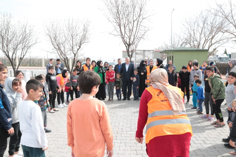 BAŞKAN BEYAZGÜL, HOBİ BAHÇESİNDE KONAKLAYAN DEPREMZEDE KADINLARIN GÜNÜNÜ TEBRİK ETTİ”