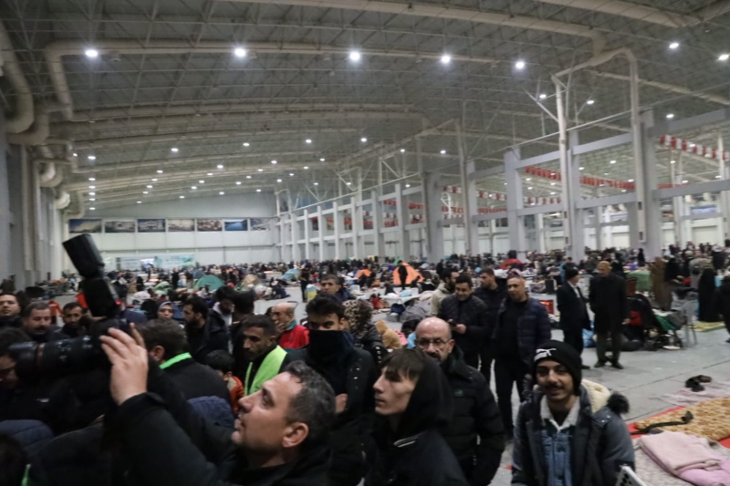 BAŞKAN BEYAZGÜL İLE VALİ AYHAN’DAN DEPREMZEDELERE ZİYARET