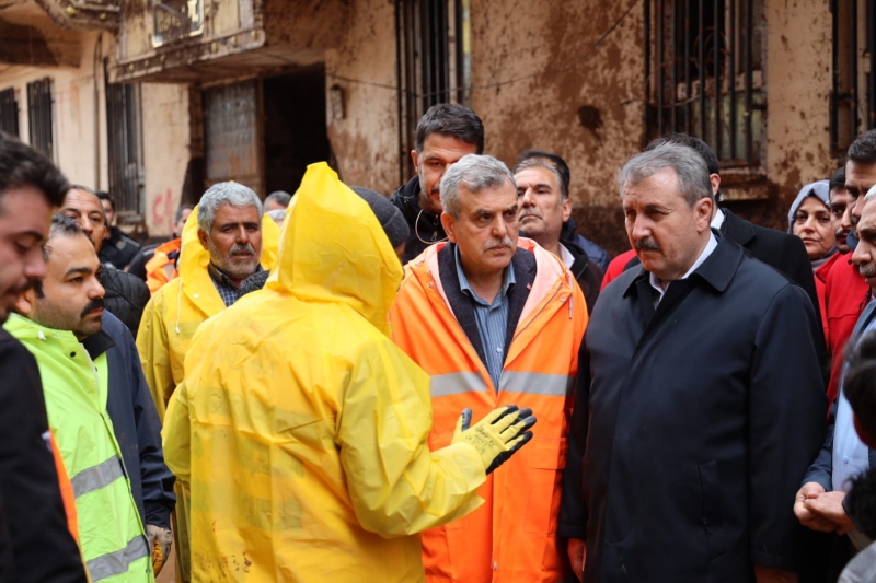 BAŞKAN BEYAZGÜL İLE BBP GENEL BAŞKANI MUSTAFA DESTİCİ, SELDEN ETKİLENEN AİLELERİ ZİYARET ETTİ