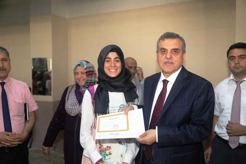 Başkan Beyazgül Öğrencilerin Karne Sevincine Ortak Oldu