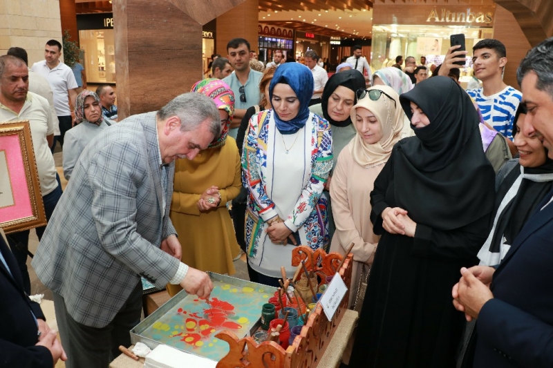 BAŞKAN BEYAZGÜL SANAT SOKAĞI EL SANATLARI SERGİSİNİN AÇILIŞINI YAPTI