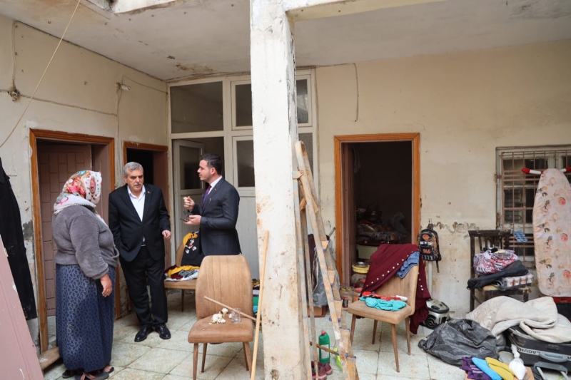 BAŞKAN BEYAZGÜL SELDEN ETKİLENEN VATANDAŞLARI BİR AN YALNIZ BIRAKMADI