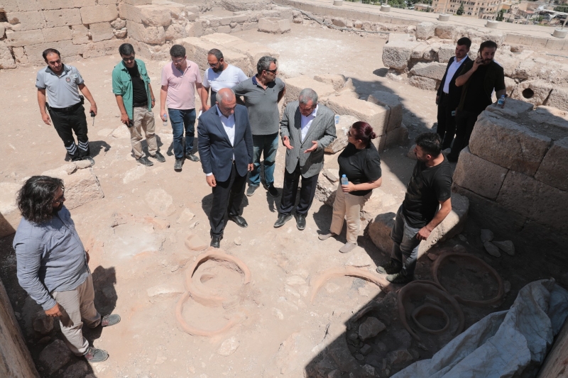BAŞKAN BEYAZGÜL, TARİHİ URFA KALESİNDE SÜRÜDÜRLEN KAZI ÇALIŞMALARINI İNCELEDİ