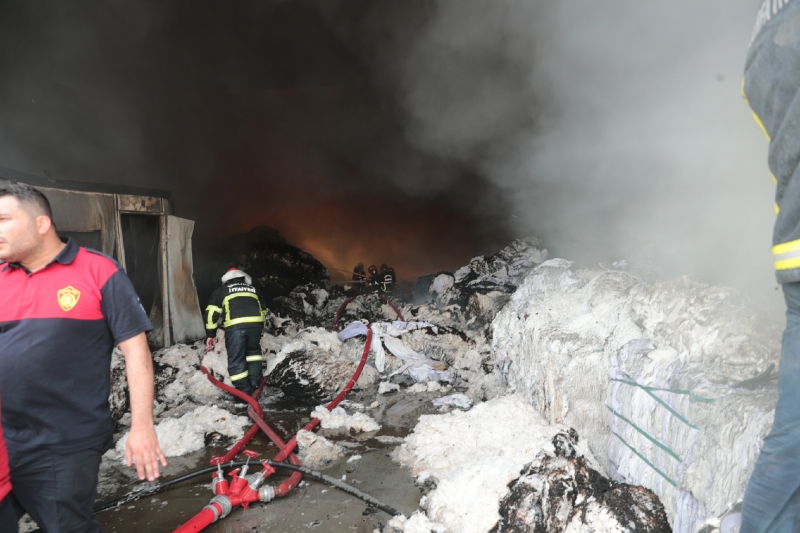 BAŞKAN BEYAZGÜL YANGIN HABERİNİ ALIR ALMAZ BÖLGEYE GİTTİ