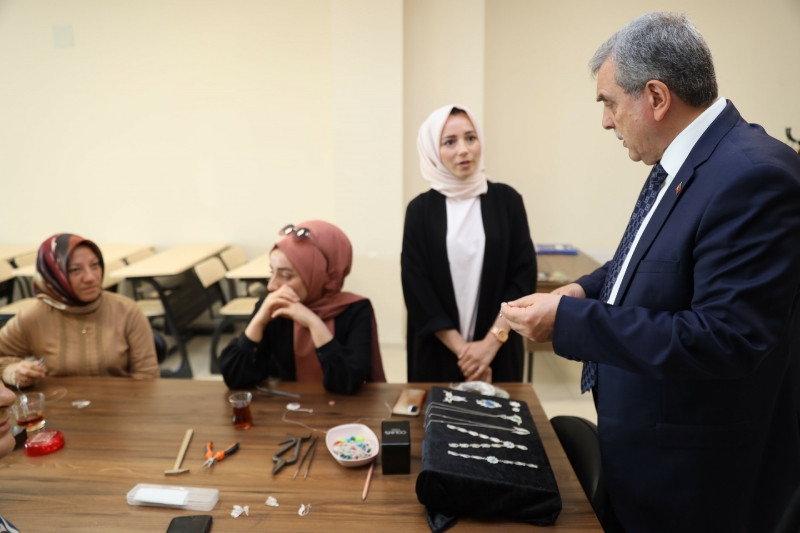 BAŞKAN BEYAZGÜL’DEN BAYAN KURSİYERLERE ZİYARET