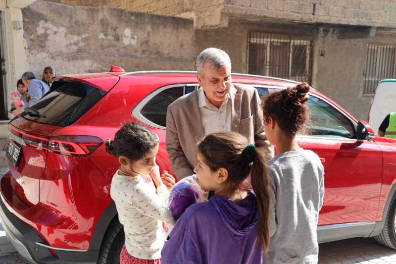 BAŞKAN BEYAZGÜL’DEN EV ZİYARETLERİ, ÇOCUKLAR TOGG HEYECANI YAŞADI