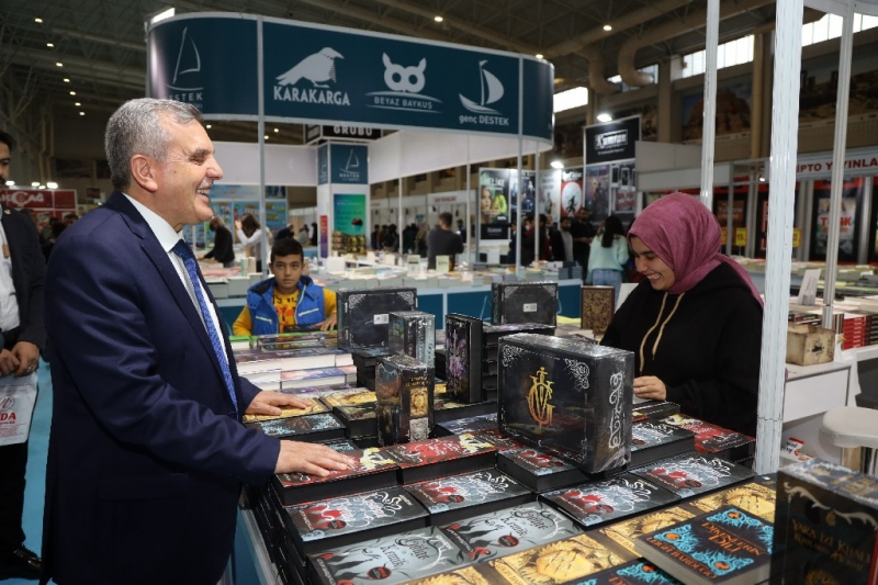 BAŞKAN BEYAZGÜL’DEN KİTAP FUARINA ZİYARET