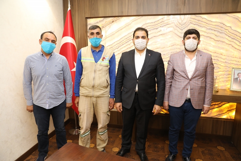 BAŞKAN CANPOLAT ÖRNEK DAVRANIŞ SERGİLEYEN PERSONELİ ÖDÜLLENDİRDİ