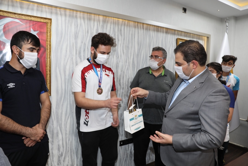 BAŞKAN CANPOLAT ŞAMPİYONLARI MİSAFİR ETTİ