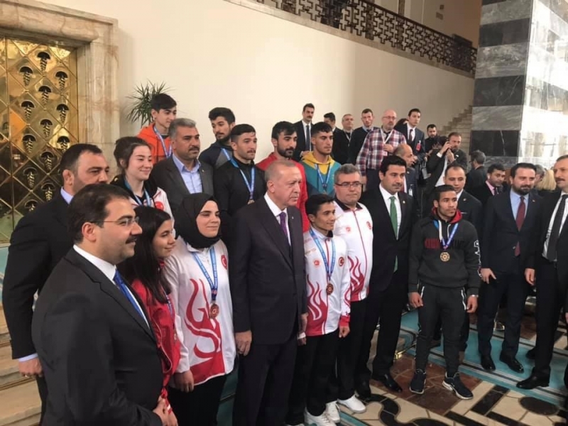 BAŞKAN CANPOLAT ŞAMPİYONLARLA BİRLİKTE CUMHURBAŞKANI ERDOĞAN’I ZİYARET ETTİ