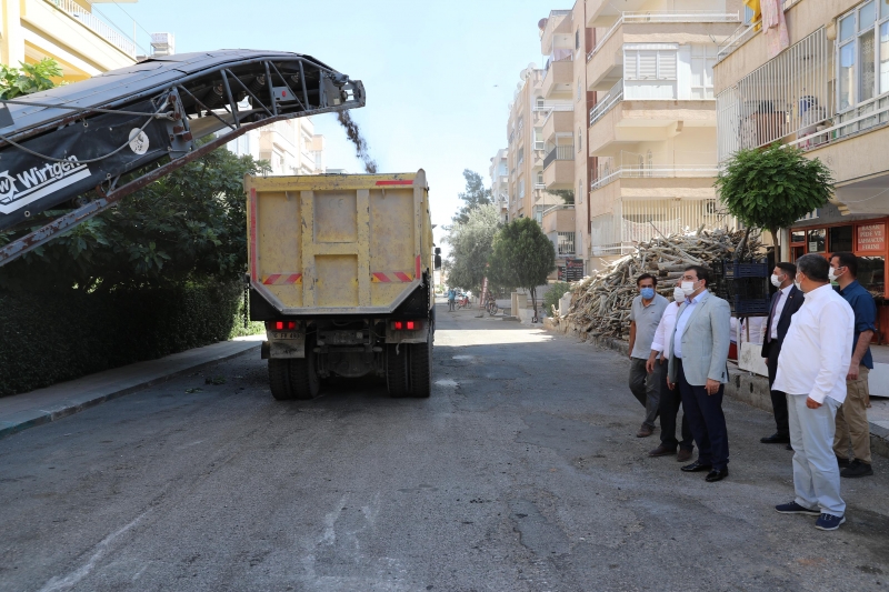 BAŞKAN CANPOLAT, ULUBATLI’DAKİ ASFALT ÇALIŞMALARINI İNCELEDİ