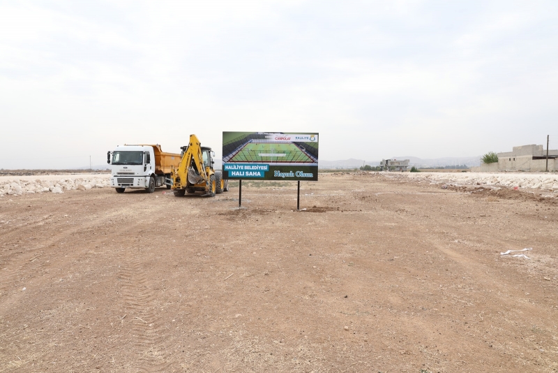 BAŞKAN CANPOLAT’LA KONUKLU HALI SAHASINA DA KAVUŞUYOR