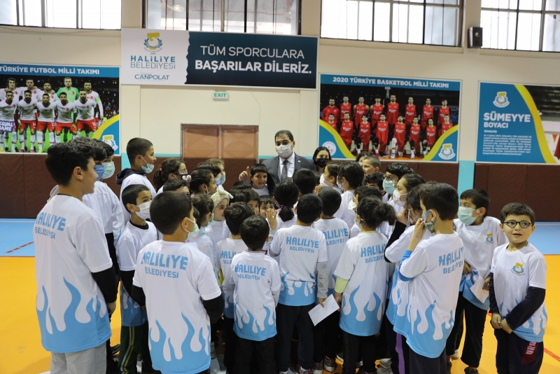 BAŞKAN CANPOLAT’TAN 80 OKULA SPOR MALZEMESİ DESTEĞİ