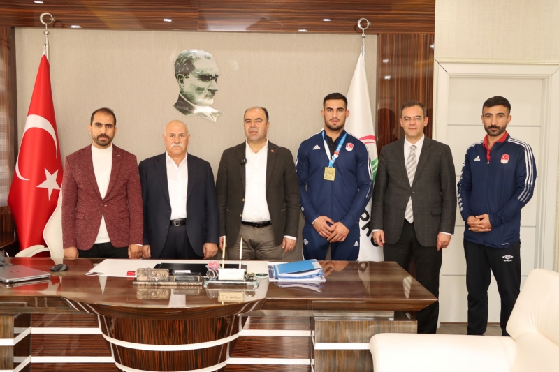 BAŞKAN ÇİFTÇİ KİCK BOKS ŞAMPİYONUNU AĞIRLADI