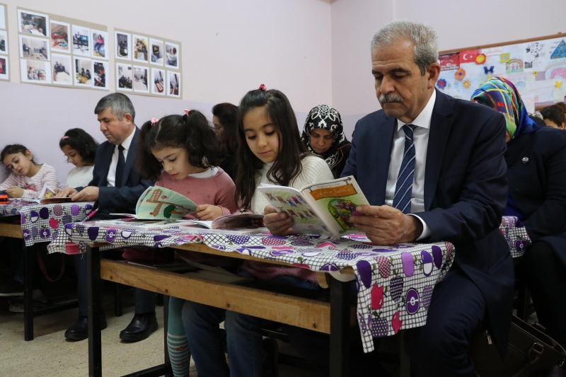 BAŞKAN DEMİRKOL, İLKOKUL ÖĞRENCİLERİYLE KİTAP OKUDU