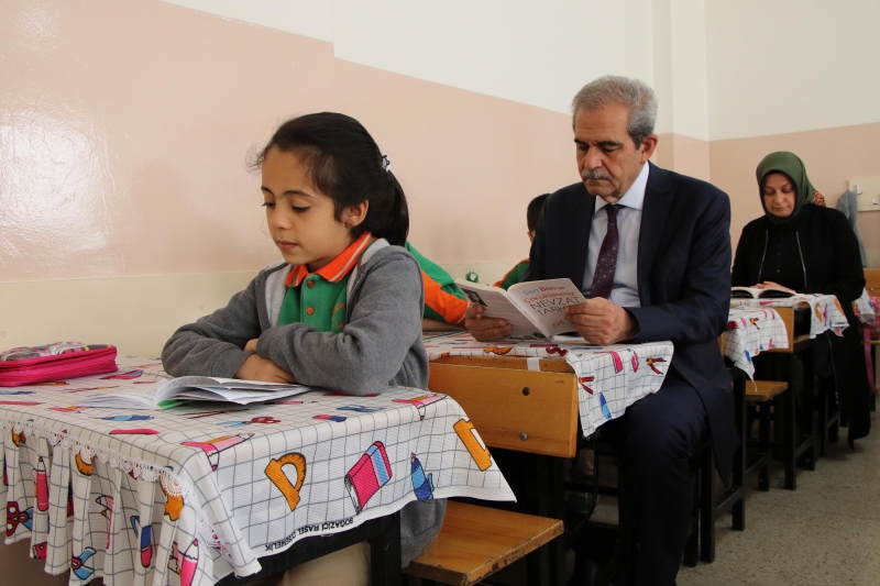 Başkan Demirkol, Öğrencileri Kitap Okumaya Yönlendiriyor