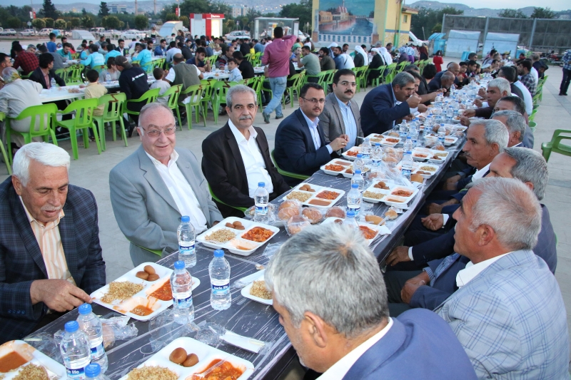 Başkan Demirkol,Binlerce Kişiyi Aynı Sofrada Buluşturuyor