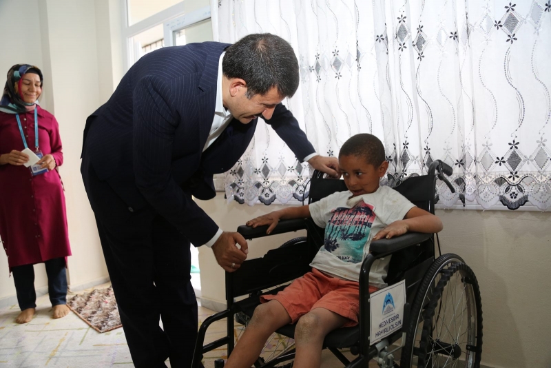 Başkan Ekinci Engelli Çocuğu Sevindirdi