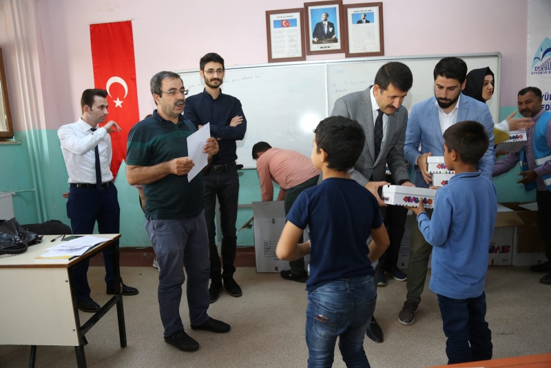 Başkan Ekinci öğrencilere Aayakkabı Dağıttı