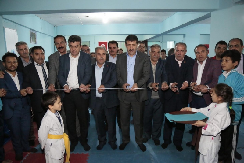 BAŞKAN EKİNCİ SPOR SALONUNUN AÇILIŞINI YAPTI