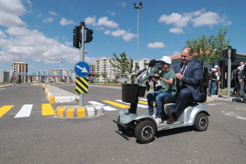 BAŞKAN GÜLPINAR, MİNİK ÇOCUKLARLA GÜVENLİ TRAFİK EĞİTİMİNE KATILDI