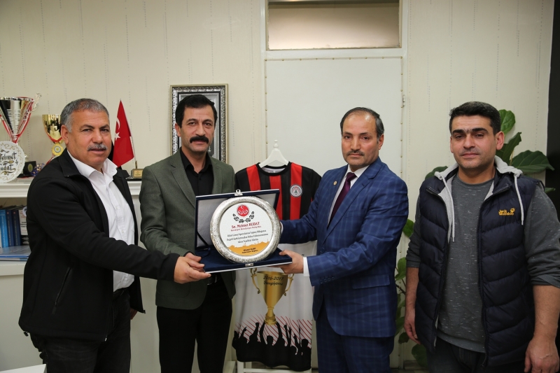 Başkan Kudat’a Teşekkür Plaketi