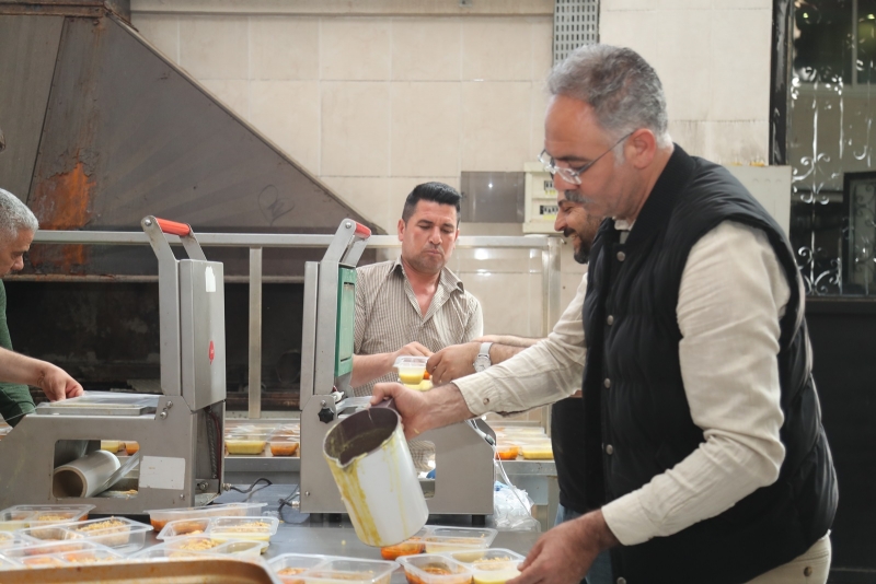 Başkan Kuş 1050 aileye yemek yapmak için mutfağa girdi