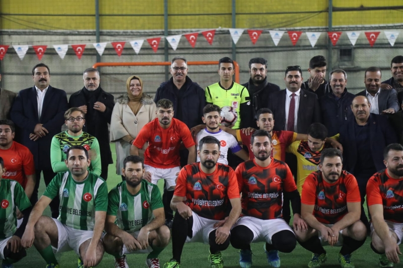 BAŞKAN KUŞ, FUTBOL TURNUVASININ AÇILIŞINDA GENÇLERLE BİR ARAYA GELDİ.