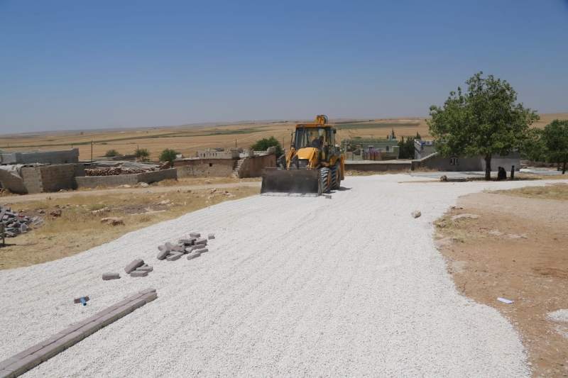 BAŞKAN KUŞ, KIRSALDA YAPILAN PARKE TAŞI ÇALIŞMALARINI İNCELEDİ.