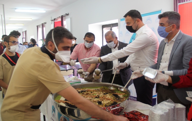 BAŞKAN KUŞ, SAĞLIK ÇALIŞANLARINA  AŞURE DAĞITTI.