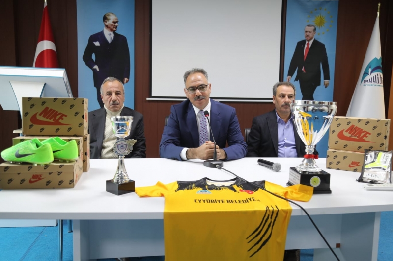 BAŞKAN KUŞ, SPORCULARA MALZEME DESTEĞİNDE BULUNDU.