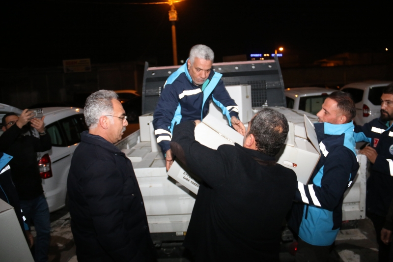Başkan Kuş ve ekibi gece yarısına kadar gıda kolisi dağıttı