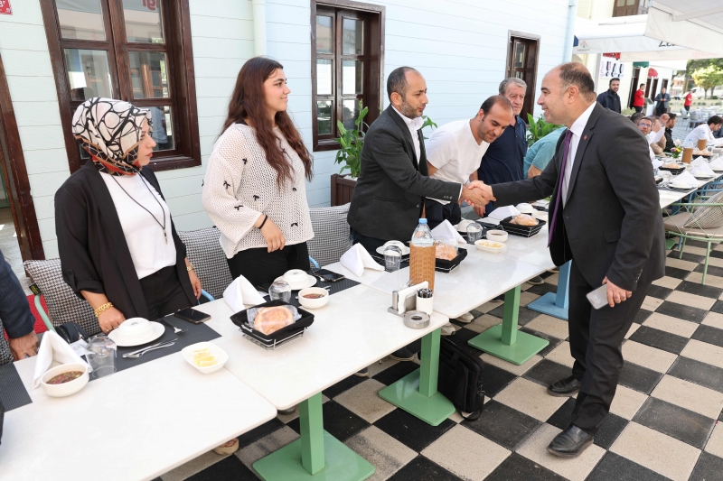 BAŞKAN NİHAT ÇİFTÇİ KARAKÖPRÜ BELEDİYESİNİN ÇALIŞMALARINI BASINLA DEĞERLENDİRDİ