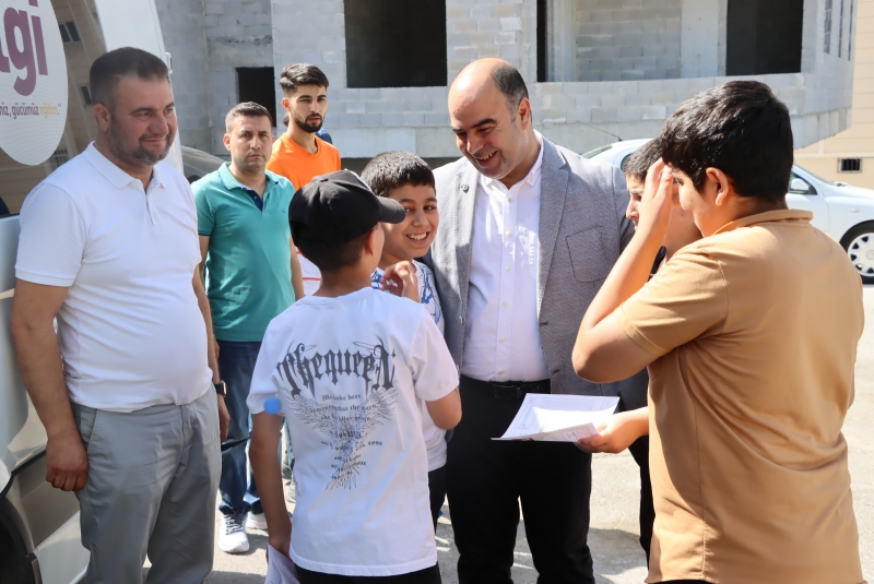 BAŞKAN NİHAT ÇİFTÇİ ÖĞRENCİLERİN KARNE HEYECANINI PAYLAŞTI