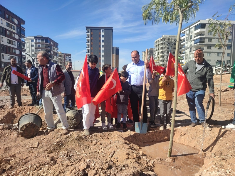 BAŞKAN NİHAT ÇİFTÇİ ÇOCUKLARLA AĞAÇ DİKTİ