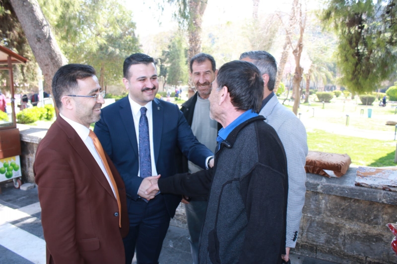 Başkan Yıldız misafiri ile esnaf ziyaretinde