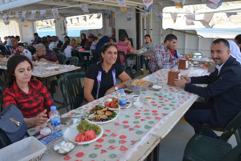 Başkan Yılmaz, belediye çalışanlarıyla Takoran'ı gezdi