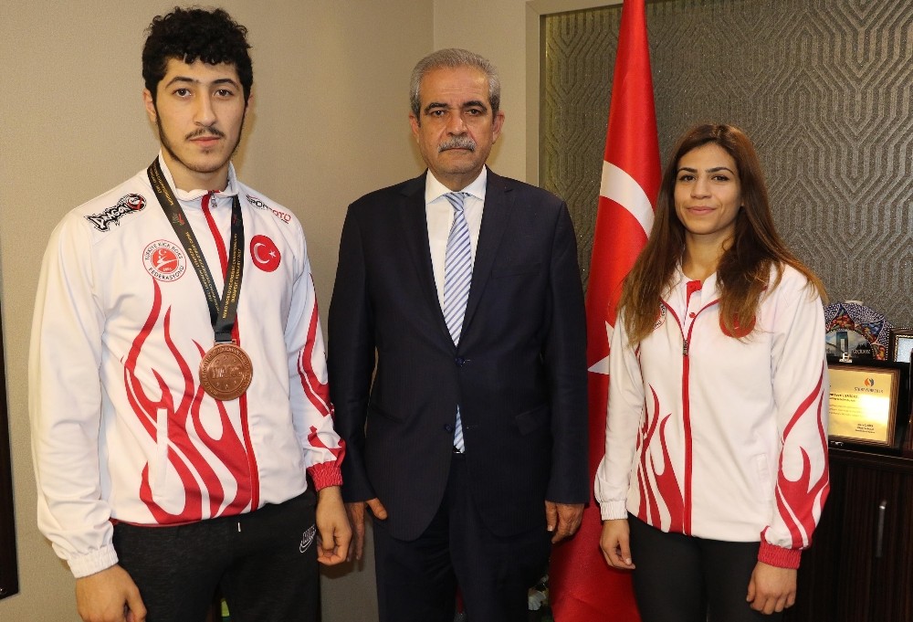 Şampiyon sporcularından Demirkol’a ziyaret