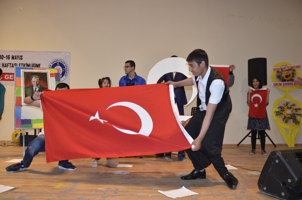 Engelli çocuklar gönüllerince eğlendi