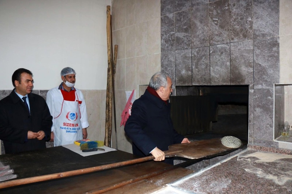 Bakan Fakıbaba eline küreği alıp ekmek pişirdi