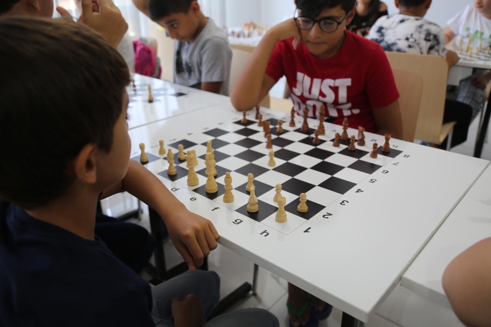 Gençler satranç öğreniyor