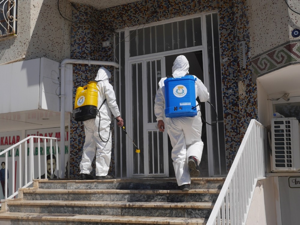 Haliliye’de bina girişleri dezenfekte ediliyor