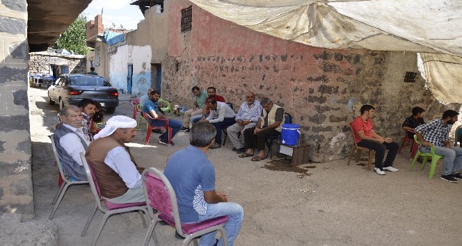Bıçaklanan askerin evinde hüzün