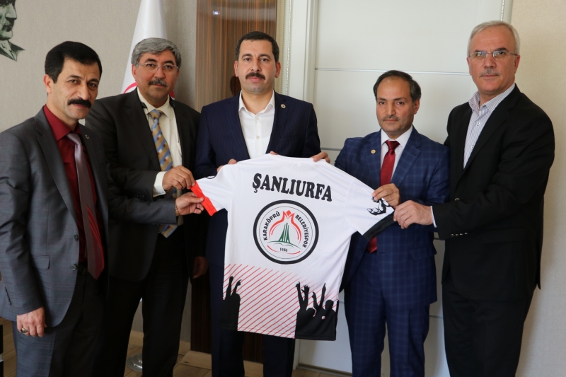 Bilek Güreşi Takımı Kupayı Başkan Baydilli: ye Takdim Etti