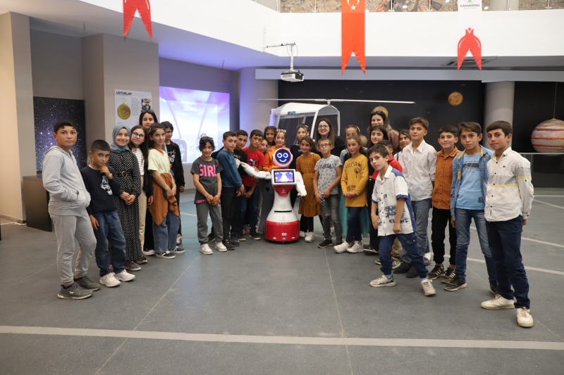 BİLİM MERKEZİ ÇOCUKLARI UZAY BİLİMLERİ VE YENİ NESİL TEKNOLOJİYLE TANIŞTIRIYOR