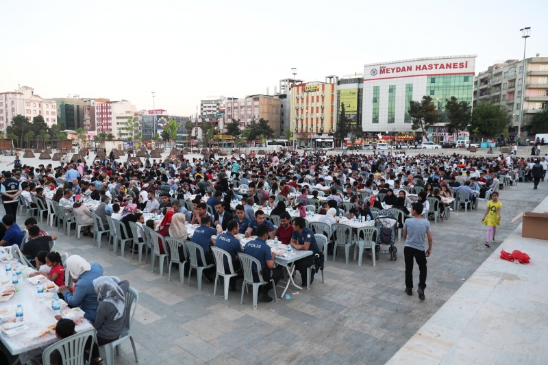 Binlerce Kişi Büyükşehir'in Kardeşlik Sofrasında Buluştu