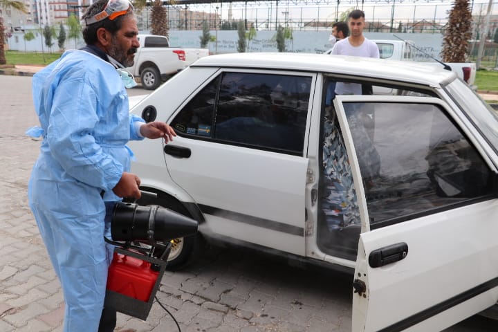 BİRECİK BELEDİYESİ VATANDAŞLARIN ARAÇLARINI ÜCRETSİZ DEZENFEKTE EDİYOR