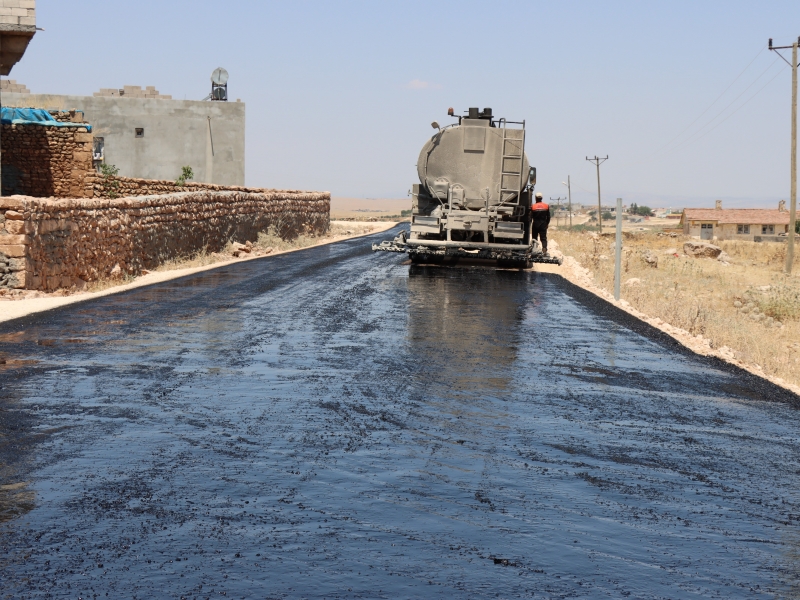 BOZOVA’DA KIRSAL YOLLAR ASFALTLA BULUŞTURULUYOR