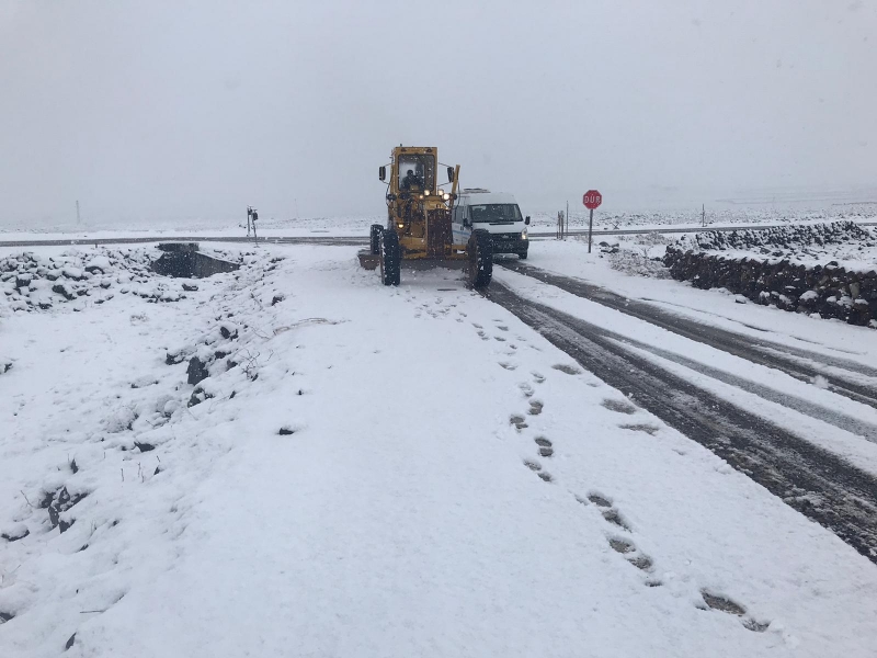 BÜYÜKŞEHİR, 120 ARAÇ 220 PERSONELLE KARLA MÜCADELESİNİ SÜRDÜRÜYOR