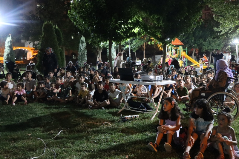 BÜYÜKŞEHİR AÇIK HAVA SİNEMASI KARAKÖPRÜ’DE MİNİKLERLE BULUŞTU